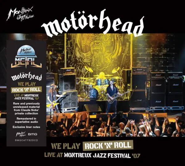 Motörhead se produisant sur scène, entouré de grands amplificateurs et d'un éclairage jaune, avec un texte promouvant leur album We Play Rock N Roll, enregistré au Montreux Jazz Festival 2007.