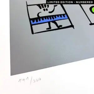 Gros plan d'un tirage numéroté en édition limitée, montrant le coin inférieur gauche avec l'écriture au crayon 141/300 et une partie de l'œuvre d'art représentant un personnage aux contours noirs et une bande bleue sur un fond gris.