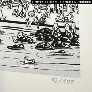 Illustration en noir et blanc de personnages de bande dessinée au bord d'une piscine avec des rochers et un canard, certains nageant et d'autres étant assis au bord. Un robot est assis parmi les personnages. Image marquée 92/100 et étiquetée ÉDITION LIMITÉE - SIGNÉE ET NUMÉROTÉE.