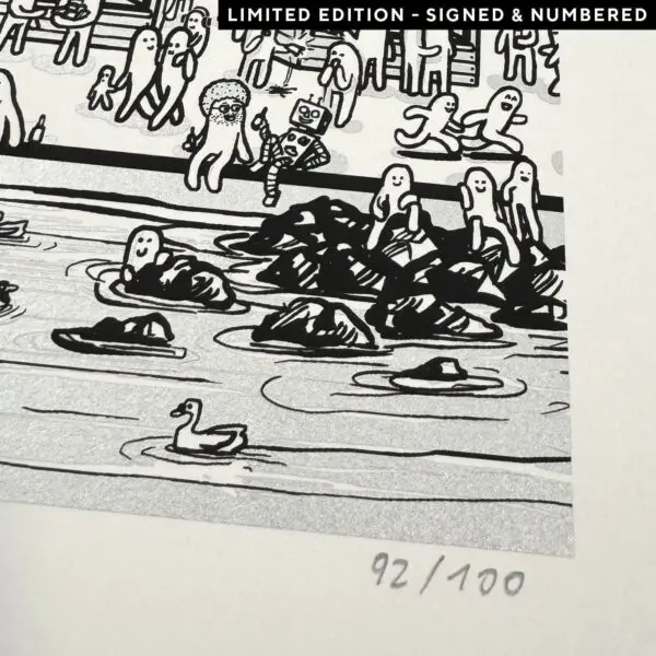 Illustration en noir et blanc de personnages de bande dessinée au bord d'une piscine avec des rochers et un canard, certains nageant et d'autres étant assis au bord. Un robot est assis parmi les personnages. Image marquée 92/100 et étiquetée ÉDITION LIMITÉE - SIGNÉE ET NUMÉROTÉE.