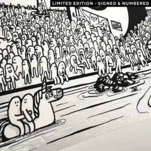 Dessin animé en noir et blanc d'une foule de personnages simples, ressemblant à des blobs, observant une scène au bord d'une rivière, où deux personnages chevauchent un flotteur de licorne. Un panneau à l'arrière-plan indique KEEP IT WEIRD.