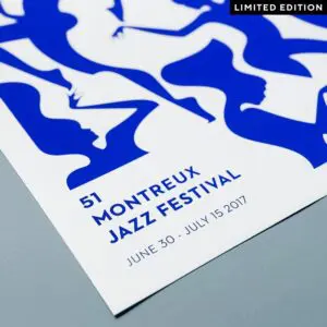 Gros plan d'une affiche du Montreux Jazz Festival en édition limitée avec des silhouettes abstraites bleues et le texte 51 Montreux Jazz Festival, 30 juin - 15 juillet 2017 sur un fond blanc.