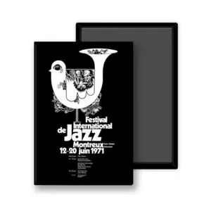 MJF-Magnet-54×78-1971.jpg L'affiche Magnet Bruno Gaeng de 1971 pour le Festival de jazz de Montreux représente un oiseau blanc stylisé avec une tête en forme de trompette et un motif floral, ainsi que des détails de l'événement en gras et en blanc sur un fond noir.