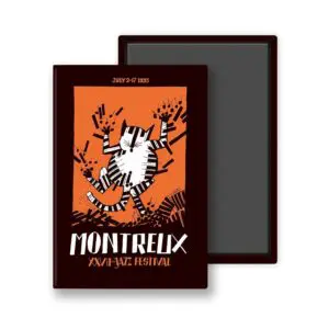 MJF-Magnet-54×78-1993.jpg Aimant représentant le chat abstrait de Tomi Ungerer jouant des touches de piano avec des notes de musique. Le texte indique "Montreux XXVII Jazz Festival, July 2-17 1993" sur un fond orange et noir. Nom du produit : Aimant Tomi Ungerer, 1993.