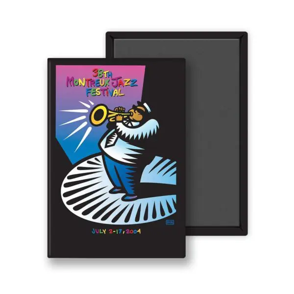 Le Magnet Burton Morris, 2004 présente un musicien animé vêtu de blanc jouant de la trompette sur une scène de piano audacieuse, créée pour le 38e Festival de jazz de Montreux qui s'est tenu du 2 au 17 juillet 2004 - parfait pour les amateurs de jazz.