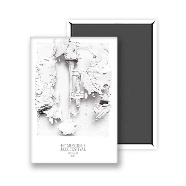 Une affiche blanche texturée intitulée "Magnet Yoann Lemoine (Woodkid), 2014" présente une trompette centrale, de la peinture écaillée et du texte : 48th Montreux Jazz Festival July 4-19 2014, se superposant partiellement à un cadre noir.