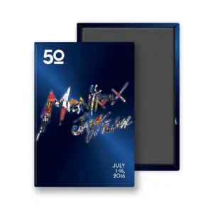 MJF-Magnet-54×78-2016.jpg Le Magnet Giovanni Riva, 2016 est un carnet rectangulaire avec une couverture bleu foncé portant la mention "50" en haut à gauche, un lettrage artistique coloré et les dates du 1er au 16 juillet 2016 en bas à droite, conçu pour le Montreux Jazz Festival.