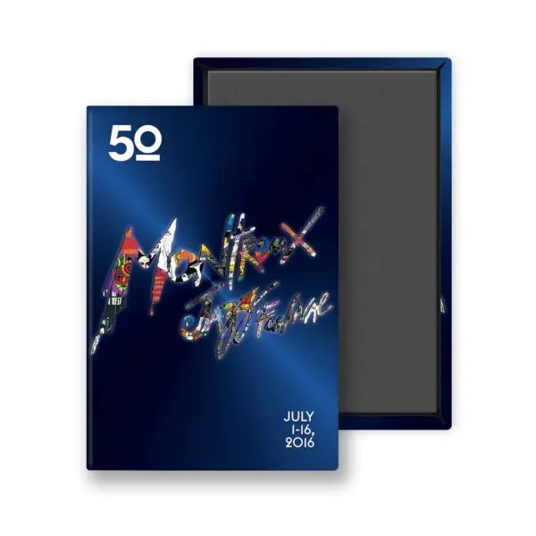 Le Magnet Giovanni Riva, 2016 est un carnet rectangulaire avec une couverture bleu foncé portant la mention "50" en haut à gauche, un lettrage artistique coloré et les dates du 1er au 16 juillet 2016 en bas à droite, conçu pour le Montreux Jazz Festival.