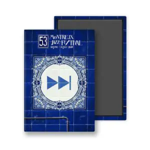 Un aimant bleu Ignasi Monreal, 2019 - Forward, présente des carreaux blancs avec une grande flèche centrale, entourée de motifs de carreaux détaillés et d'informations sur le Montreux Jazz Festival en haut.