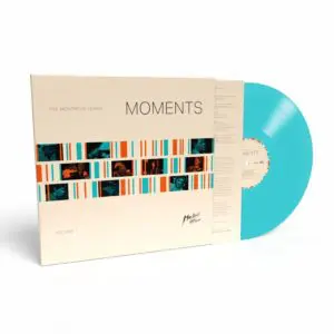 Le vinyle turquoise de Moments - Volume 1, The Montreux Years, est partiellement tiré d'une pochette d'album crème et orange comportant des photos de musiciens et des rayures verticales colorées.