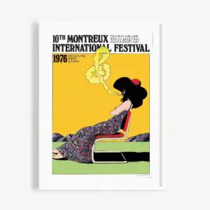 Affiche du 10e Festival international de Montreux 1976. Une femme vêtue d'une robe colorée et d'un grand chapeau est assise sur une chaise, soufflant des ronds de fumée jaunes, avec un arrière-plan jaune vif et des montagnes derrière elle.