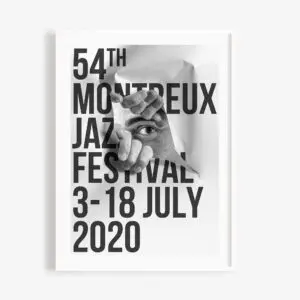 L'affiche du 54e festival de jazz de Montreux, qui se tiendra du 3 au 18 juillet 2020, présente un texte noir en gras sur une image de mains déchirant du papier pour révéler un œil réaliste. L'arrière-plan est essentiellement blanc.