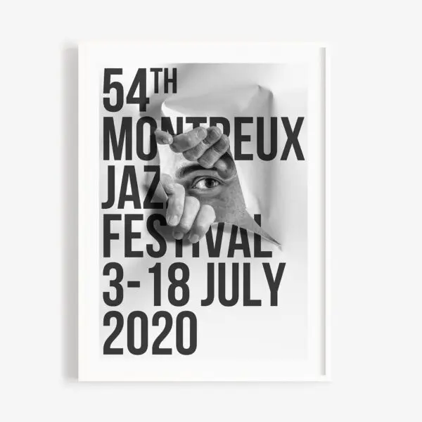 L'affiche du 54e festival de jazz de Montreux, qui se tiendra du 3 au 18 juillet 2020, présente un texte noir en gras sur une image de mains déchirant du papier pour révéler un œil réaliste. L'arrière-plan est essentiellement blanc.