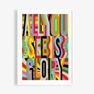 Une affiche colorée avec un texte en gras se chevauchant indique "ALL YOU SEE IS GLORY". À gauche, un texte plus petit indique "4 JUILLET 2023". À droite, "BASQUIAT FESTIVAL". L'arrière-plan présente des rayures vibrantes et ondulées.