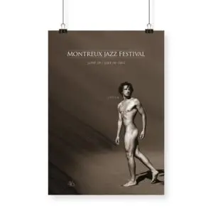 Affiche Greg Gorman, 2012 pour le Montreux Jazz Festival présente un nu sépia sur sable avec "LISTEN" au-dessus et les dates de l'événement, 29 juin - 14 juillet 2012, en haut.