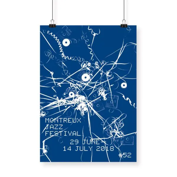 Affiche Christian Marclay, 2018 : Affiche pour le Montreux Jazz Festival avec une cassette blanche enchevêtrée sur fond bleu. Texte : Montreux Jazz Festival, 29 juin - 14 juillet 2018, #52.