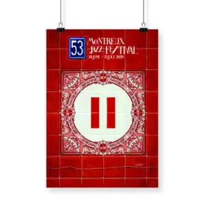 L'Affiche Ignasi Monreal, 2019 - Pause est une affiche rouge avec un grand symbole de pause blanc au centre, entouré de motifs ornés et d'œuvres d'art en faux carreaux, créée pour le 53e Festival de Jazz de Montreux.