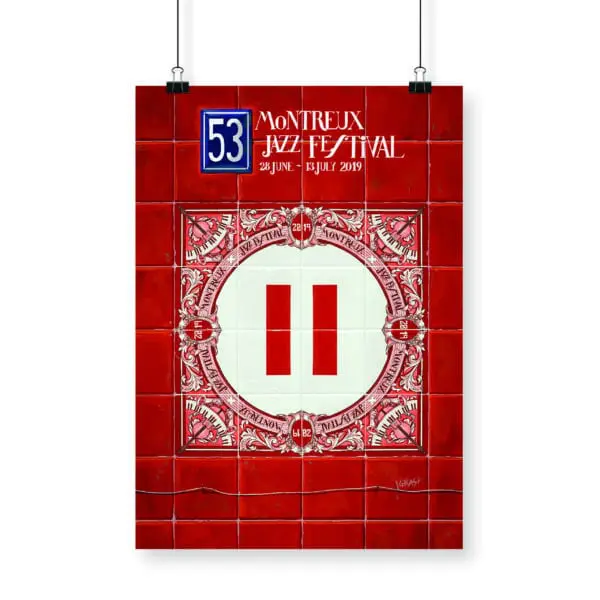 L'Affiche Ignasi Monreal, 2019 - Pause est une affiche rouge avec un grand symbole de pause blanc au centre, entouré de motifs ornés et d'œuvres d'art en faux carreaux, créée pour le 53e Festival de Jazz de Montreux.