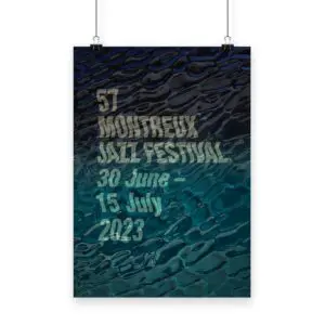 L'Affiche Guillaume "SupaKitch" Grando, 2023, représentant une eau bleue ondulante et le texte "57 Montreux Jazz Festival, 30 June - 15 July 2023", est présentée suspendue à l'aide de deux clips supérieurs.