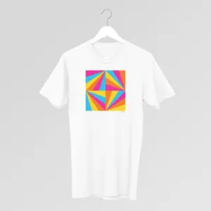 Le T-Shirt Max Bill, 1991, se détache sur un fond gris clair et présente un motif géométrique vibrant composé de triangles bleus, roses, orange et jaunes qui se chevauchent et qui sont centrés sur la poitrine.