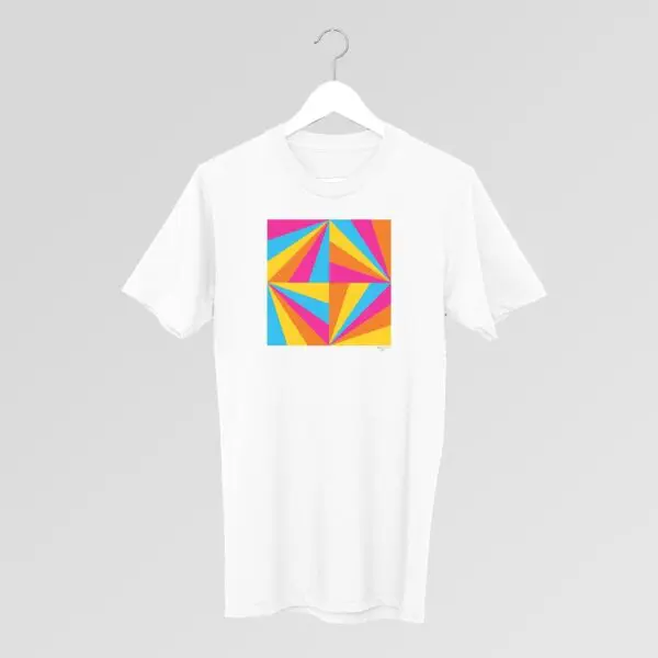 Le T-Shirt Max Bill, 1991, se détache sur un fond gris clair et présente un motif géométrique vibrant composé de triangles bleus, roses, orange et jaunes qui se chevauchent et qui sont centrés sur la poitrine.