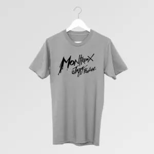 Un t-shirt gris sur un cintre blanc présente un texte stylisé noir en gras indiquant Montreux Jazz Festival sur le devant, sur un fond gris clair.