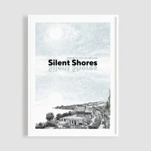 Affiche Silent Shores d'Oscar Oiwa pour le festival de 2020 représente une ville côtière animée sous un double ciel ensoleillé, le titre de l'événement se reflétant sur une eau calme.