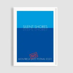 L'affiche minimaliste Silent Shores de Per Arnoldi présente des dégradés de bleu avec "SILENT SHORES" en reflet, "MONTREUX JAZZ FESTIVAL 2020" en dessous, et un "NO" rouge audacieux au-dessus du nom du festival. La finition est assurée par un cadre blanc et un fond gris.