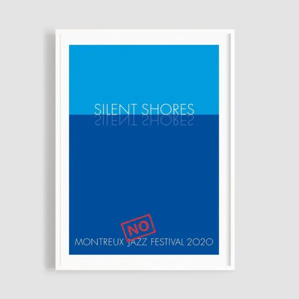 L'affiche minimaliste Silent Shores de Per Arnoldi présente des dégradés de bleu avec "SILENT SHORES" en reflet, "MONTREUX JAZZ FESTIVAL 2020" en dessous, et un "NO" rouge audacieux au-dessus du nom du festival. La finition est assurée par un cadre blanc et un fond gris.