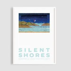 Une affiche minimaliste, Affiche Silent Shores de Richard James North, montre un rivage abstrait sous un ciel bleu foncé avec "SILENT SHORES Montreux Jazz Festival 2020" en bleu clair - en l'honneur de l'élégance du Jazz de Montreux.