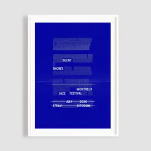 Une affiche bleue et blanche intitulée "Silent Shores" par Yoann Lemoine (Woodkid) pour le Montreux Jazz Festival 2020, avec des polices de caractères modernes et audacieuses et une bordure blanche nette.