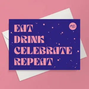 La carte de vœux "Eat Drink Celebrate Repeat" est une carte festive avec un lettrage rose audacieux sur un fond bleu foncé avec des points roses et un petit cercle rose en haut à droite, parfait pour capturer l'esprit de fête.