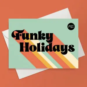 MJF23-Carte-de-voeux-mockup-FunkyHolidays-1.jpg La "Funky Holidays, Carte de vœux" est ornée d'un lettrage rétro noir audacieux - faisant écho au Festival de Montreux - sur fond vert menthe avec des rayures diagonales rouges, jaunes et crème. Elle est présentée sur une surface orange avec une enveloppe blanche derrière.