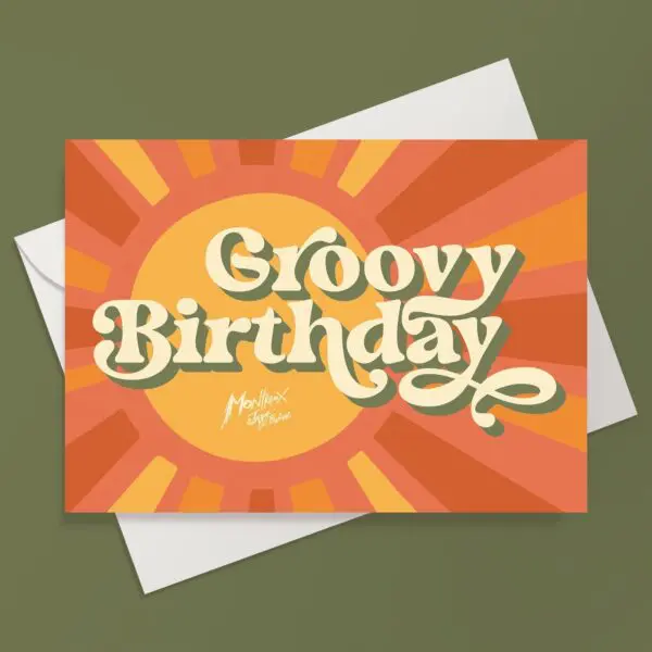 La carte de vœux Groovy Birthday présente un soleil rétro orange et jaune avec un texte crème ondulé "Groovy Birthday". Elle est livrée avec une enveloppe, idéale pour les fans de vintage ou pour un thème de festival de musique Groovy Birthday.