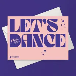 La carte de vœux Let's Dance est une carte rose avec le texte "LETS DANCE" en bleu foncé et des étoiles, avec le logo du Montreux Jazz Festival et le style Let's Dance Music Festival, présentée sur une enveloppe blanche avec un fond violet.