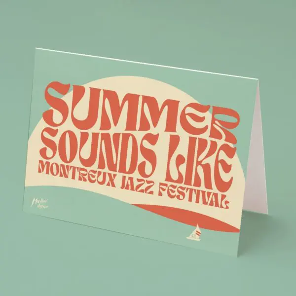 Une carte pliée avec un texte orange et crème de style rétro indiquant SUMMER SOUNDS LIKE MONTREUX JAZZ FESTIVAL sur un fond vert pastel. De petits logos du Montreux Jazz Festival apparaissent dans les coins.