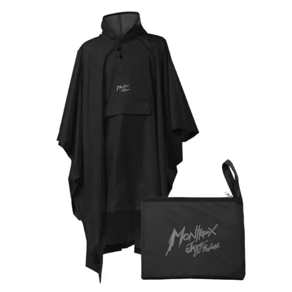 Un poncho de pluie noir avec l'inscription Montreux Jazz Festival en blanc sur la poitrine, présenté à côté d'une pochette noire zippée assortie avec le même logo.
