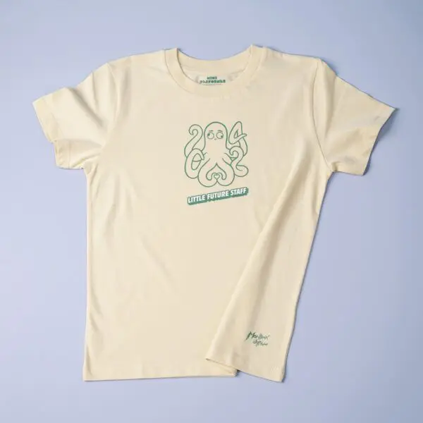 Le T-Shirt Rylsee Poulpe, Baby est un tee-shirt beige clair avec un dessin au trait vert d'une pieuvre tenant une fourchette et une cuillère et "LITTLE FUTURE STAFF" sur la poitrine. Un petit logo signature orne l'ourlet inférieur - idéal pour votre petit !.