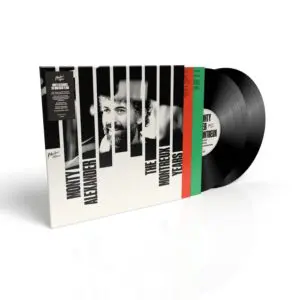 MONTY-ALEXANDER_THE-MONTREUX-YEARS_2LP_4050538767247_EXPLODED.jpg Un disque Monty Alexander, The Montreux Years, Double Vinyle est partiellement retiré de sa pochette, qui comporte une photo en noir et blanc de Monty Alexander et le nom de l'album en caractères gras.