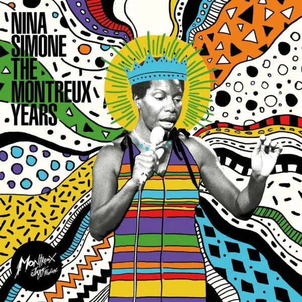 Nina Simone chante dans un micro, vêtue d'une robe à rayures colorées. Des motifs abstraits et lumineux occupent l'arrière-plan, avec un texte en gras indiquant "NINA SIMONE THE MONTREUX YEARS".