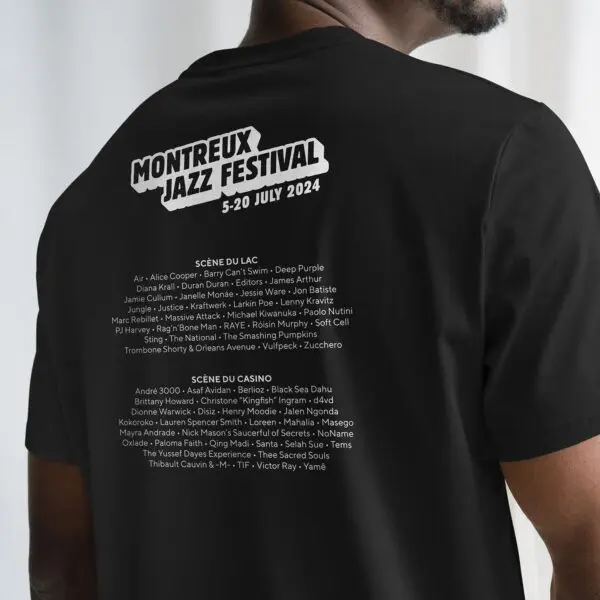 Quelqu'un porte l'édition limitée du T-Shirt Lineup 2024, avec un texte blanc au dos listant les artistes du Montreux Jazz Festival pour la période du 5 au 20 juillet 2024, divisé en deux sections de scène.