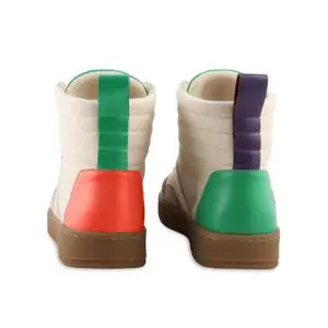 Une paire de Basket Lakeside Wooler by Baabuk, Édition limitée vue de l'arrière, avec une empeigne crème, des accents verts, un patch de talon rouge sur la chaussure gauche, un patch de talon vert sur la chaussure droite, et des semelles brunes - idéal pour le Festival de Montreux.