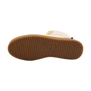 L'image montre la vue de dessous d'un Basket Lakeside Wooler beige de Baabuk, Édition limitée, avec une semelle en caoutchouc marron comportant des rainures horizontales régulièrement espacées pour la traction, tel qu'il a été vu au Festival de Montreux.