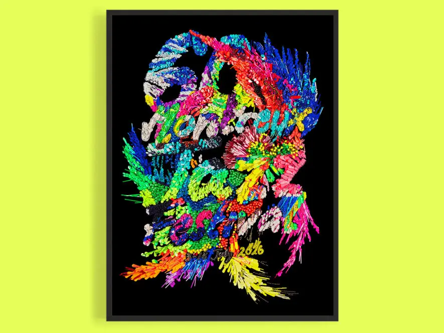 Une affiche vibrante et colorée présente des formes abstraites ressemblant à des plumes formant le texte 60e Montreux Jazz Festival 1-16 juillet 2026 sur un fond noir, encadré d'une bordure noire et affiché sur un mur jaune vif.